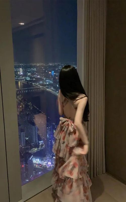 Elegant Long Lyric Dress: Comfort & Style