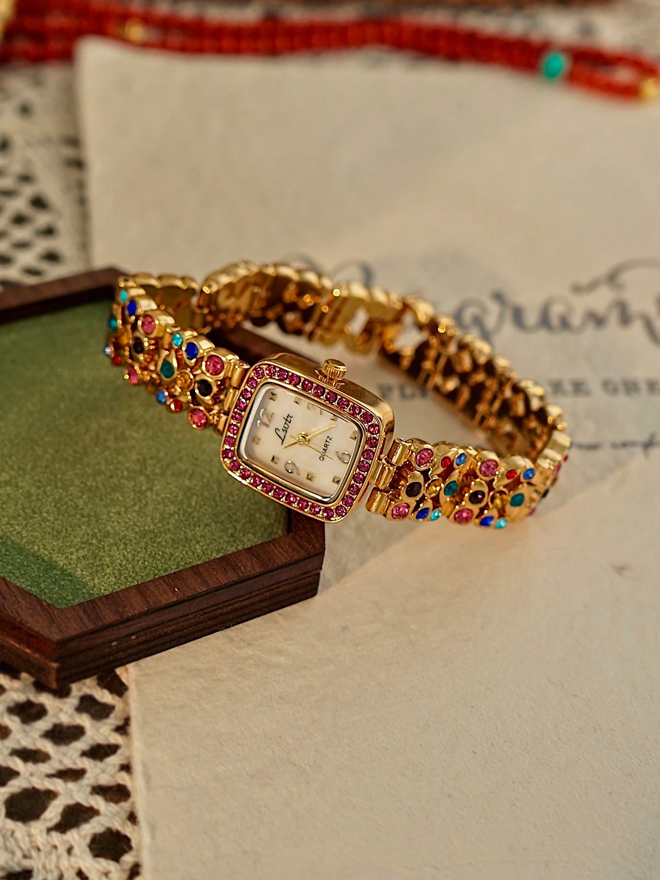 VIVIENNE - Luxury Gold Quartz Vintage Watch
